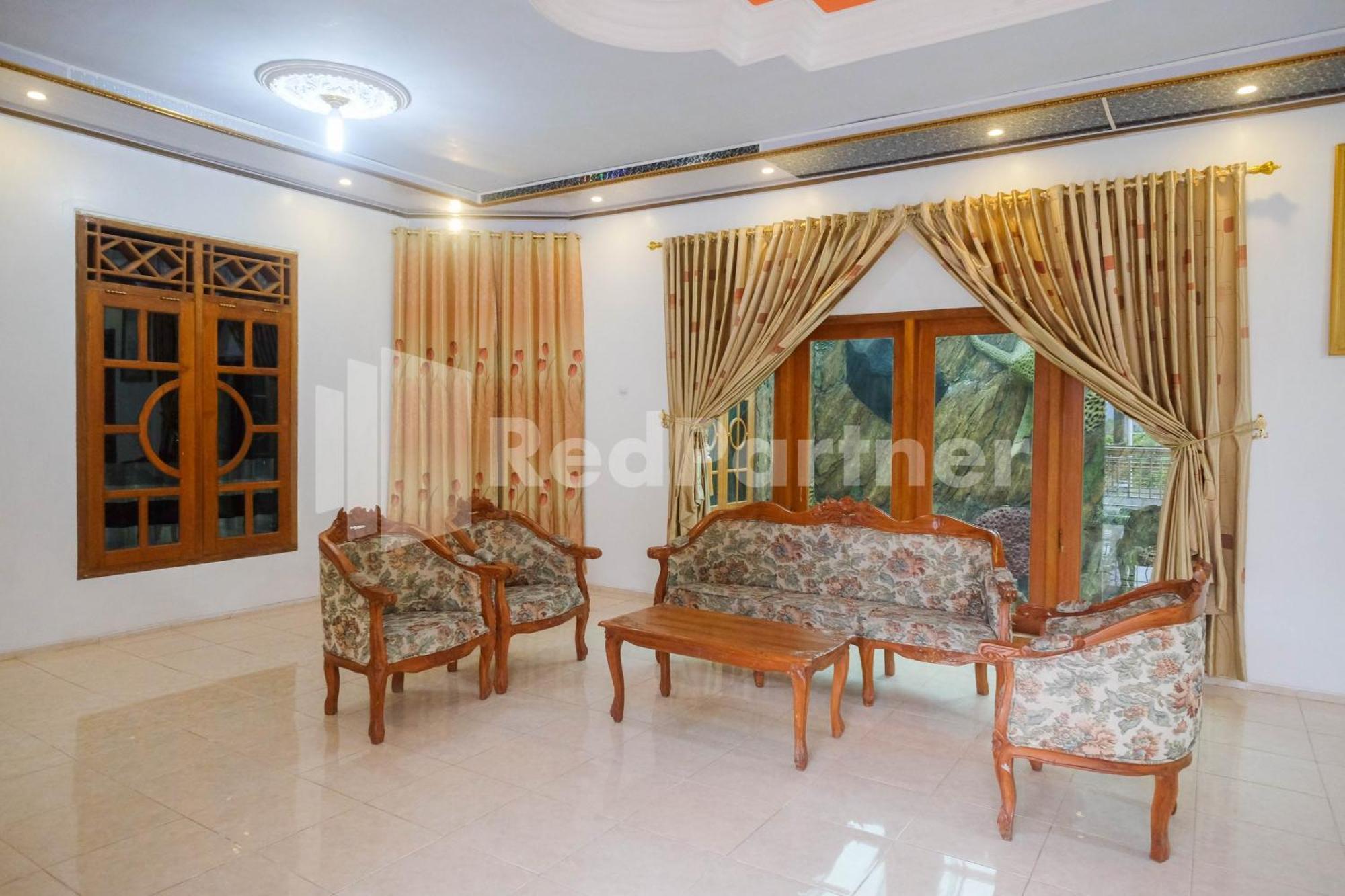Giri Mulyo B Near Grojogan Sewu Mitra Reddoorz Hotel 2*