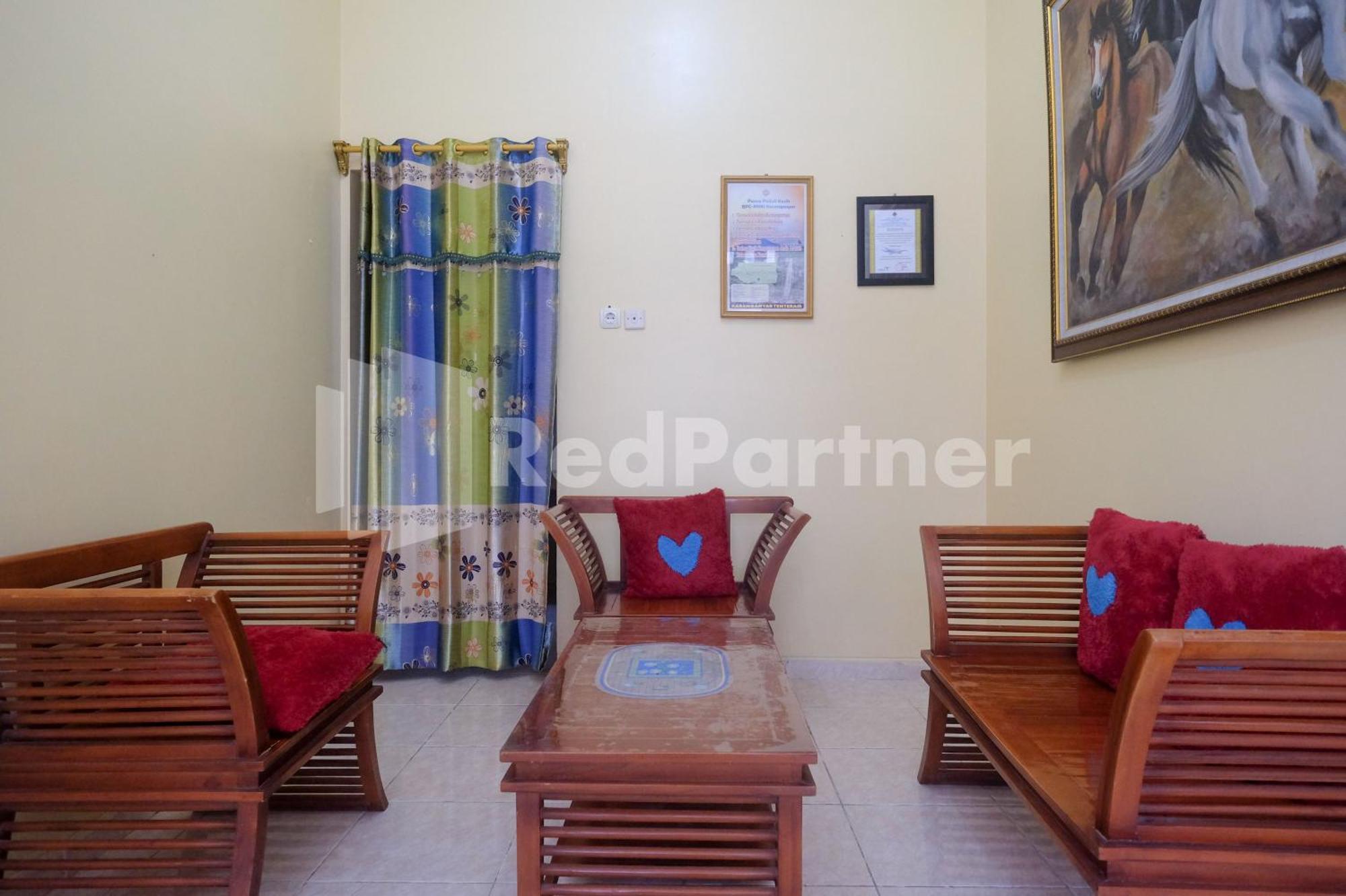 Giri Mulyo B Near Grojogan Sewu Mitra Reddoorz Hotel Tawangmangu