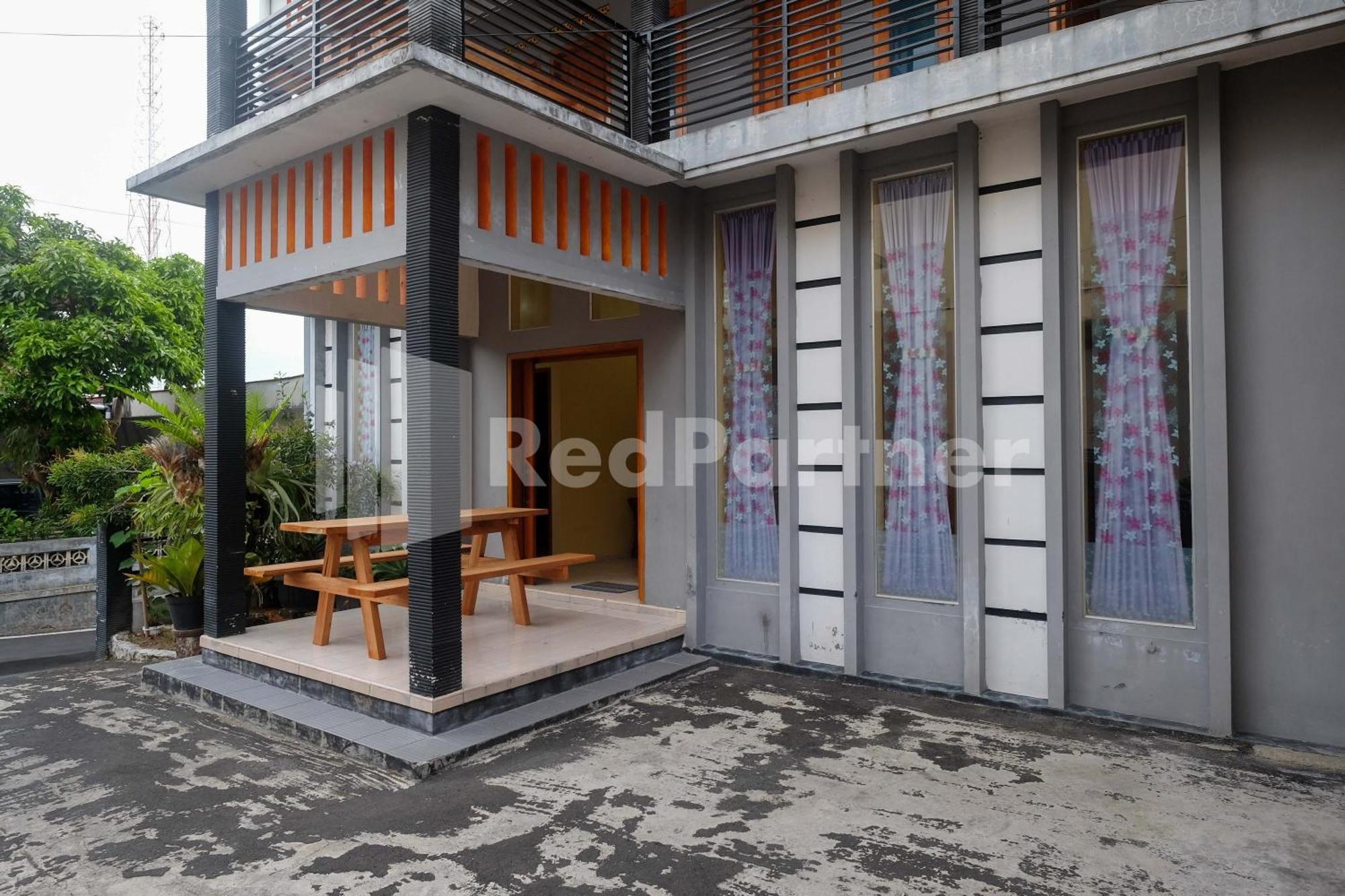 Giri Mulyo B Near Grojogan Sewu Mitra Reddoorz Hotel 2*
