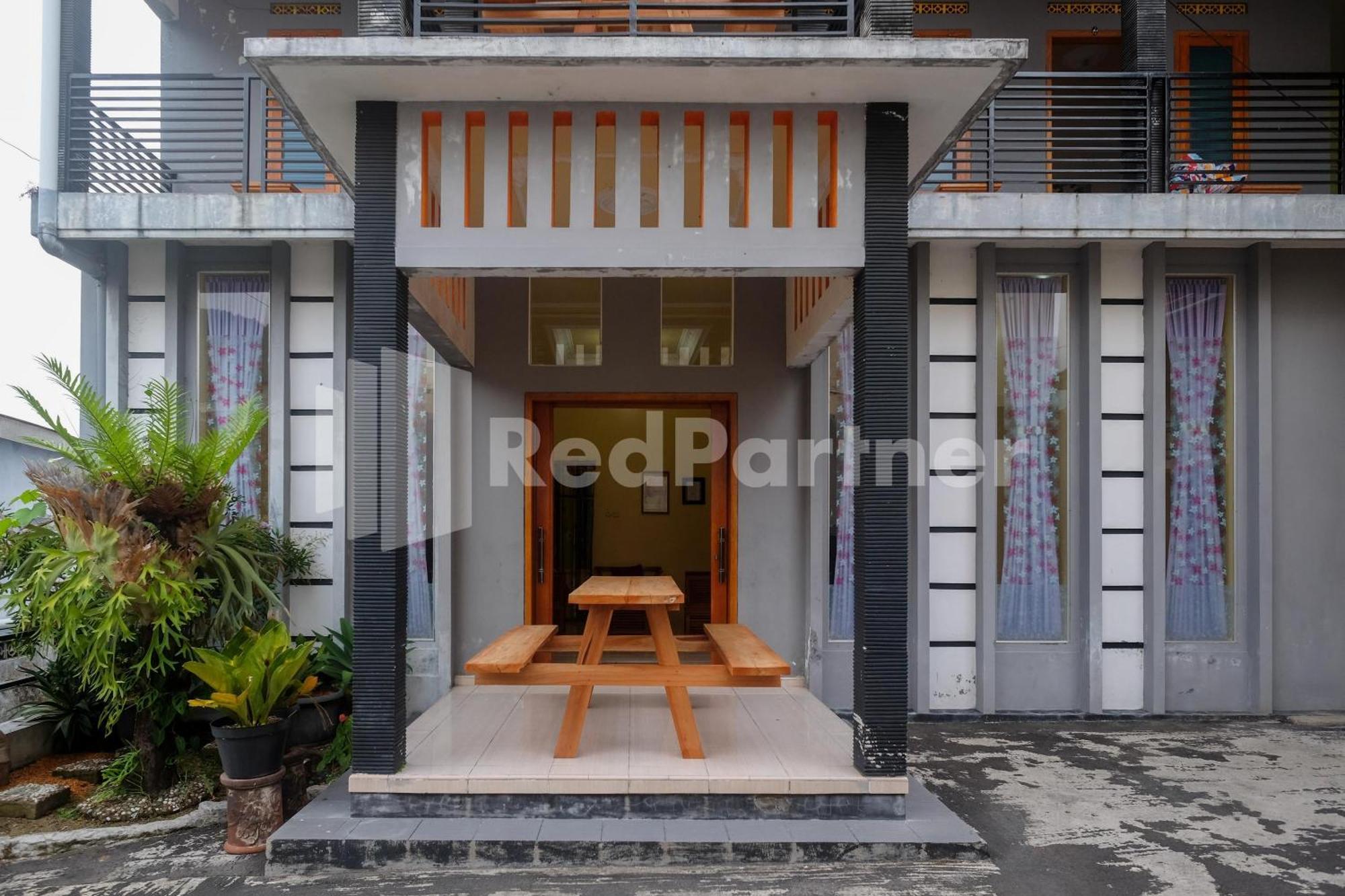 Giri Mulyo B Near Grojogan Sewu Mitra Reddoorz Hotel