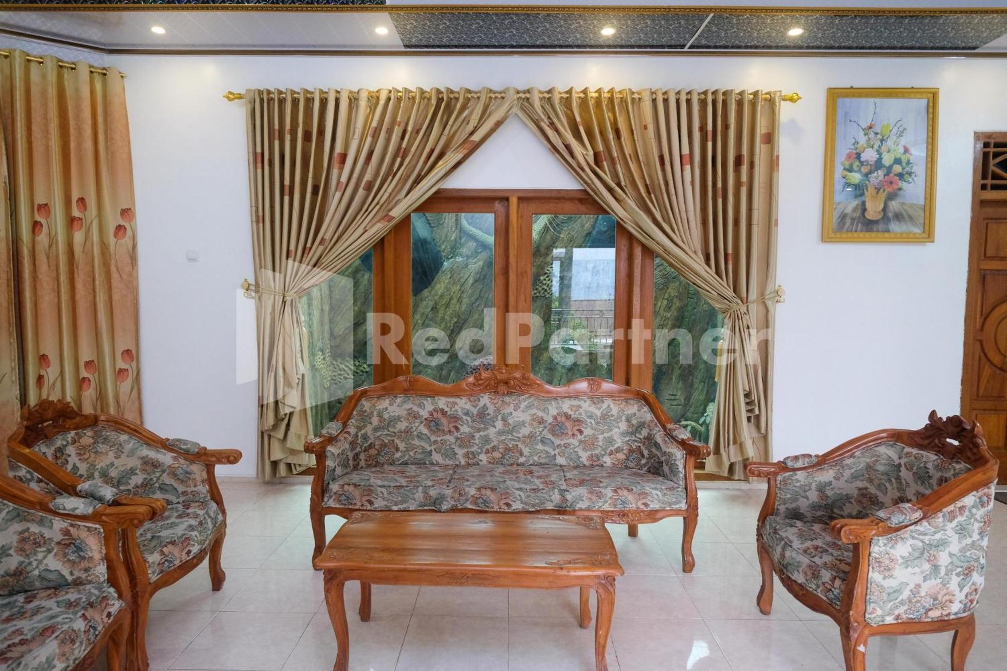 Giri Mulyo B Near Grojogan Sewu Mitra Reddoorz Hotel Tawangmangu