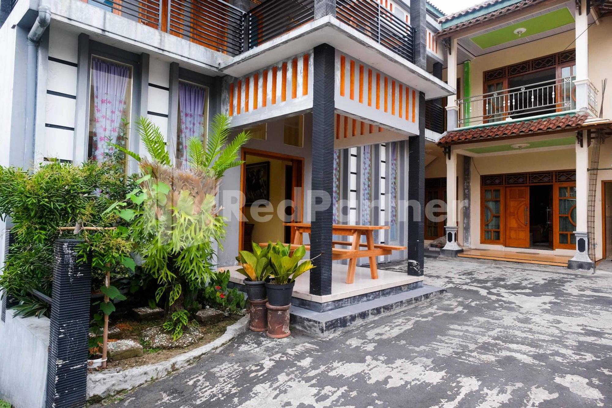 Giri Mulyo B Near Grojogan Sewu Mitra Reddoorz Hotel 2*